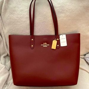 ⭐️BNWT Coach Leather Town Tote⭐️